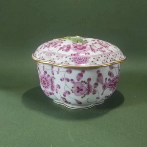Sugary bowl, covered pot, porcelain candy box Meissen, Indian flowers