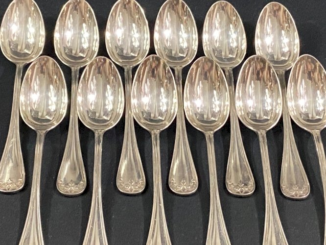 Suite 12 petites cuillères en métal argenté modèle filets et rinceaux Louis XVI