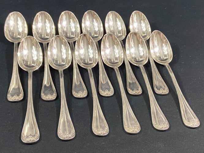 Suite 12 petites cuillères en métal argenté modèle filets et rinceaux Louis XVI