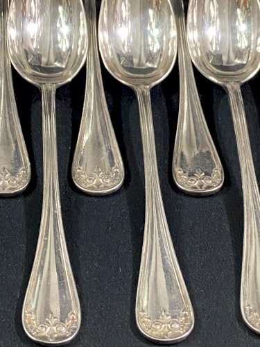 Suite 12 petites cuillères en métal argenté modèle filets et rinceaux Louis XVI