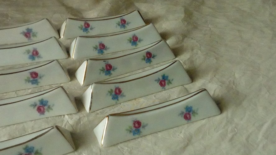 SUITE DE 10 PORTE COUTEAUX EN PORCELAINE DECOR FLORAL**