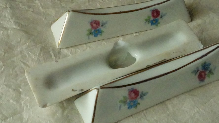 SUITE DE 10 PORTE COUTEAUX EN PORCELAINE DECOR FLORAL**