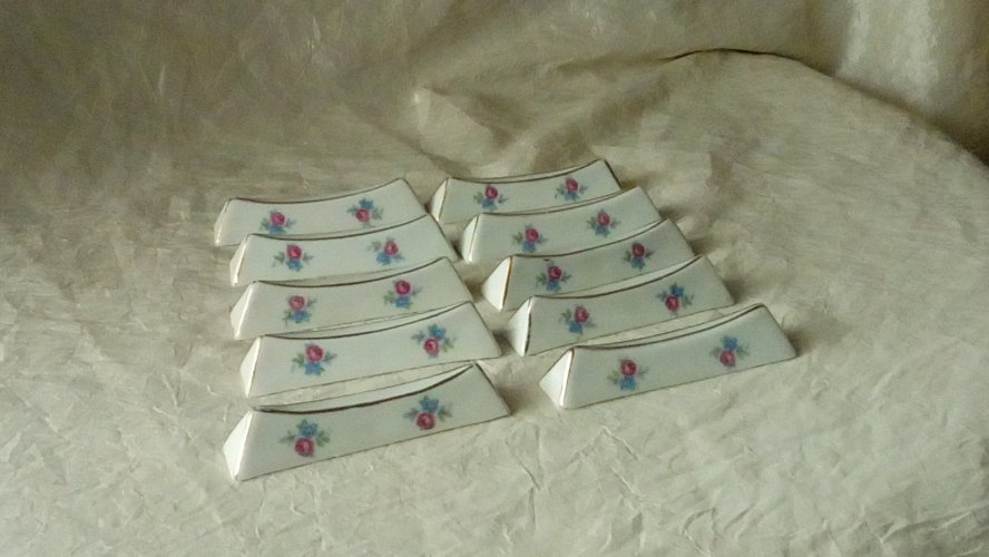 SUITE DE 10 PORTE COUTEAUX EN PORCELAINE DECOR FLORAL**