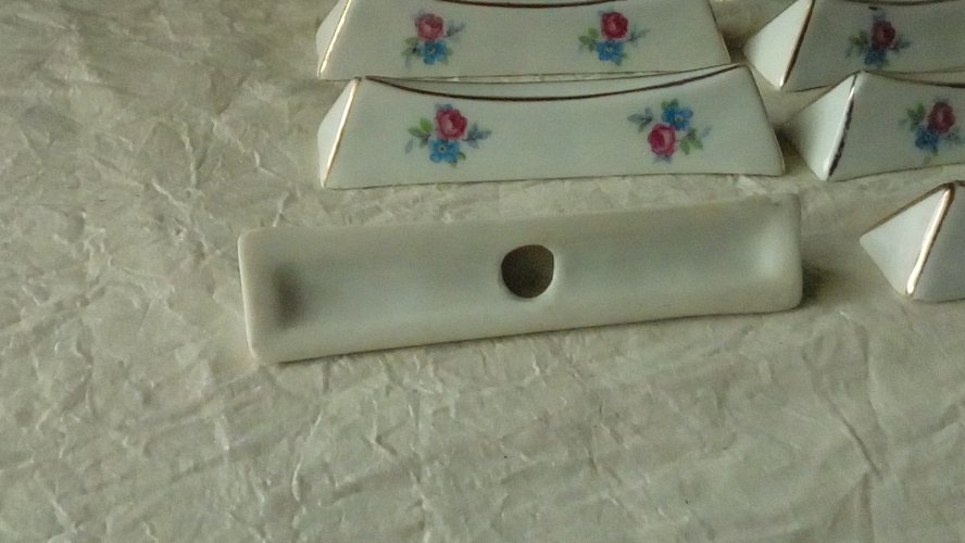 SUITE DE 10 PORTE COUTEAUX EN PORCELAINE DECOR FLORAL**