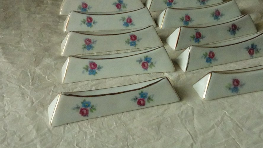 SUITE DE 10 PORTE COUTEAUX EN PORCELAINE DECOR FLORAL**