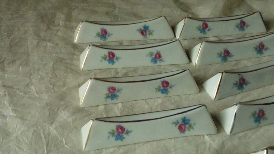 SUITE DE 10 PORTE COUTEAUX EN PORCELAINE DECOR FLORAL**