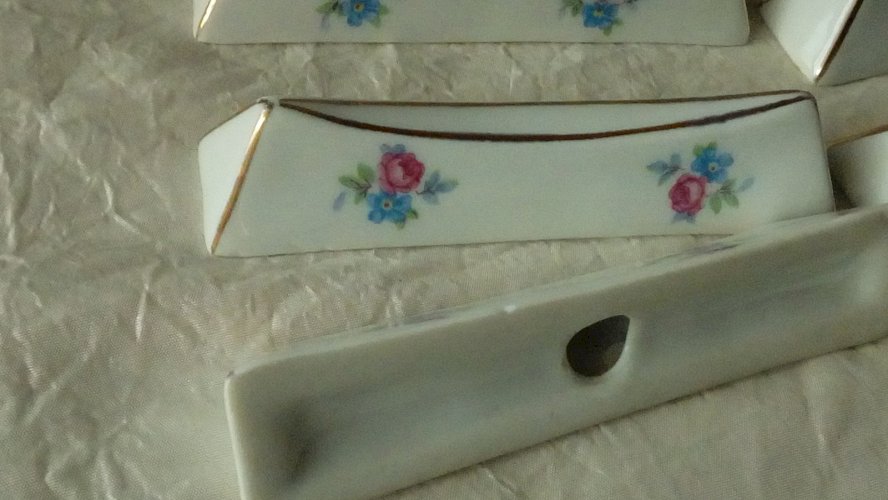 SUITE DE 10 PORTE COUTEAUX EN PORCELAINE DECOR FLORAL**