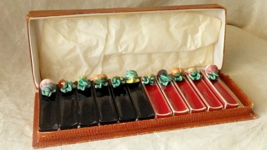 SUITE DE 11 PORTE COUTEAUX EN CERAMIQUE BARBOTINE DECOR LEGUME 4 SAISONS*