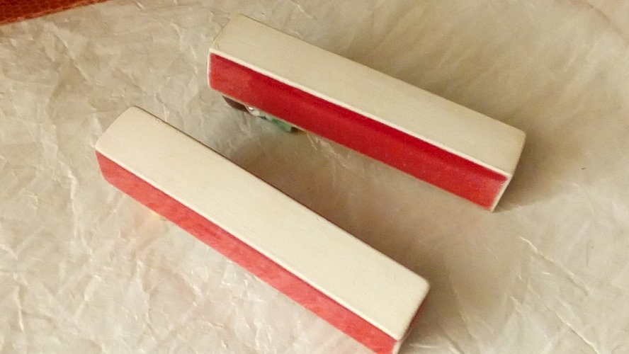 SUITE DE 11 PORTE COUTEAUX EN CERAMIQUE BARBOTINE DECOR LEGUME 4 SAISONS*