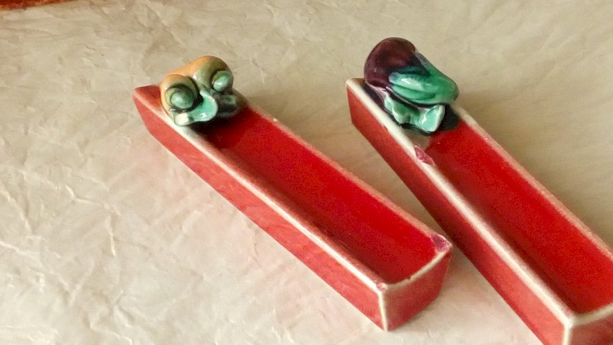 SUITE DE 11 PORTE COUTEAUX EN CERAMIQUE BARBOTINE DECOR LEGUME 4 SAISONS*