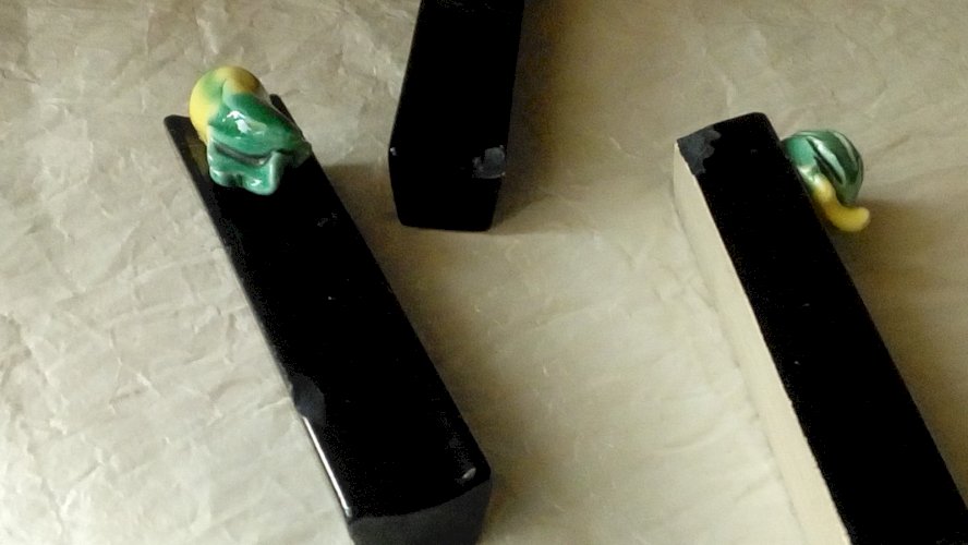 SUITE DE 11 PORTE COUTEAUX EN CERAMIQUE BARBOTINE DECOR LEGUME 4 SAISONS*