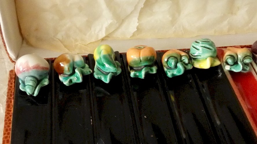 SUITE DE 11 PORTE COUTEAUX EN CERAMIQUE BARBOTINE DECOR LEGUME 4 SAISONS*