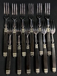 Suite de 12 fourchettes à dessert, à entremets manche bois style Art déco