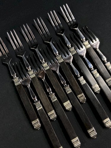 Suite de 12 fourchettes à dessert, à entremets manche bois style Art déco