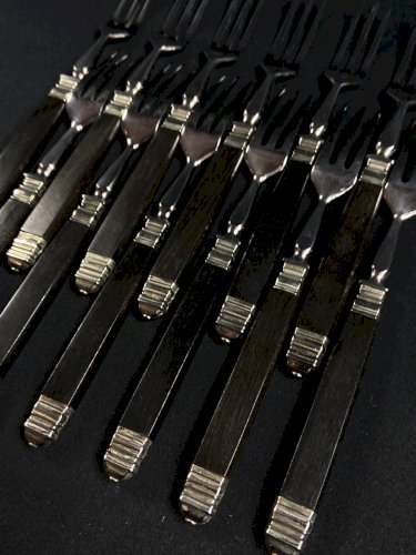 Suite de 12 fourchettes à dessert, à entremets manche bois style Art déco