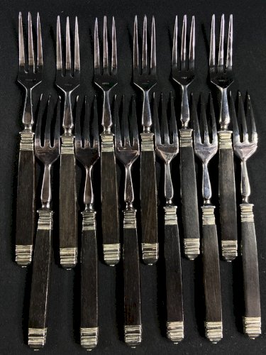 Suite de 12 fourchettes à dessert, à entremets manche bois style Art déco