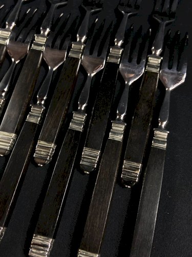 Suite de 12 fourchettes à dessert, à entremets manche bois style Art déco