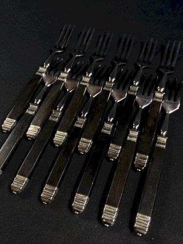 Suite de 12 fourchettes à dessert, à entremets manche bois style Art déco