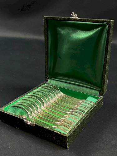Suite de 12 petites cuillères à moka en métal argenté modèle filet Louis XV