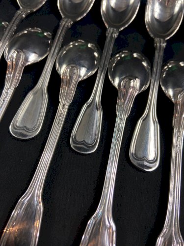 Suite de 12 petites cuillères à moka en métal argenté modèle filet Louis XV