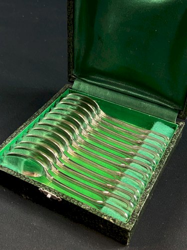 Suite de 12 petites cuillères à moka en métal argenté modèle filet Louis XV