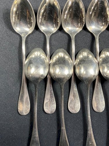 Suite de 12 petites cuillères à moka en métal argenté signé ERCUIS