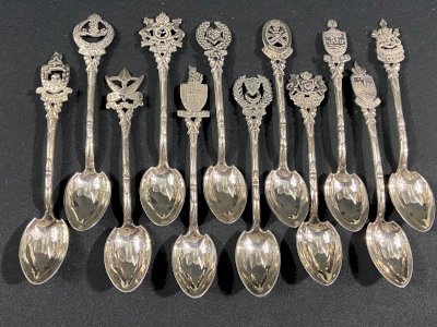 Suite de 12 petites cuillères en argent massif Malaisie Singapour milieu XXe