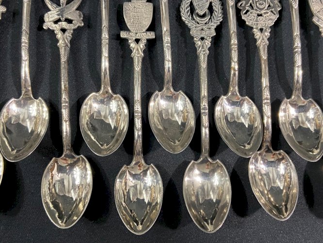 Suite de 12 petites cuillères en argent massif Malaisie Singapour milieu XXe