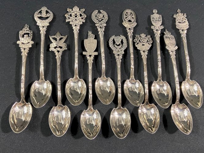 Suite de 12 petites cuillères en argent massif Malaisie Singapour milieu XXe