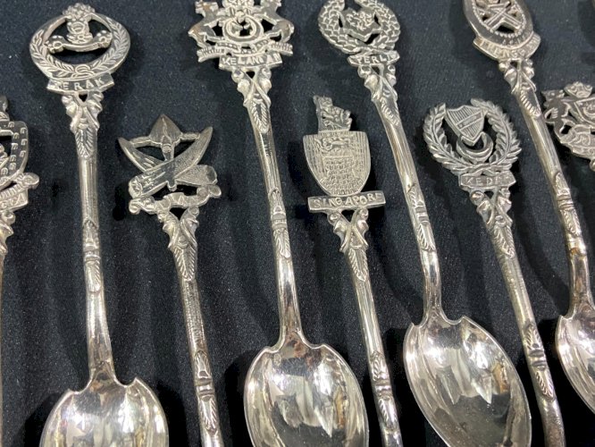 Suite de 12 petites cuillères en argent massif Malaisie Singapour milieu XXe