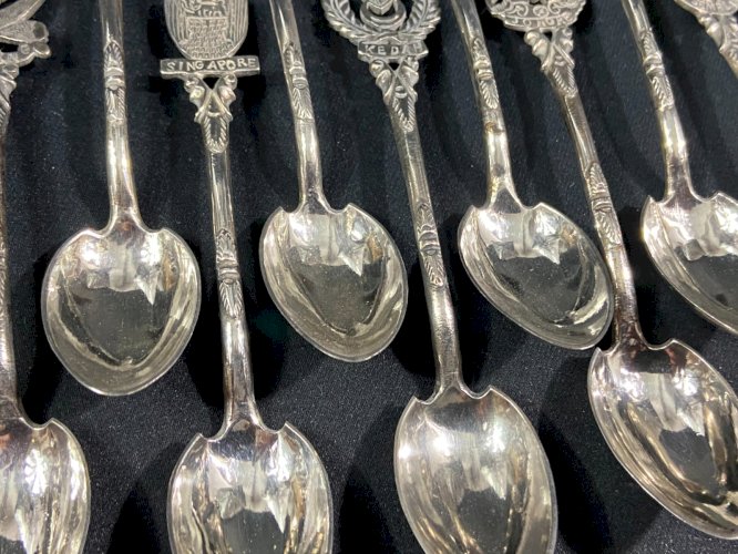 Suite de 12 petites cuillères en argent massif Malaisie Singapour milieu XXe