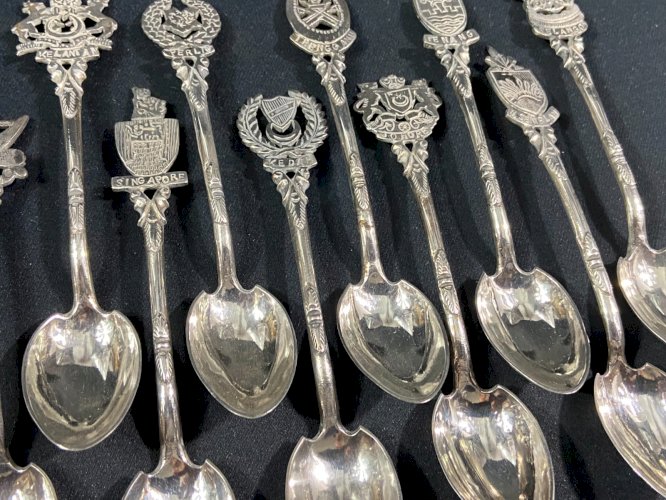 Suite de 12 petites cuillères en argent massif Malaisie Singapour milieu XXe