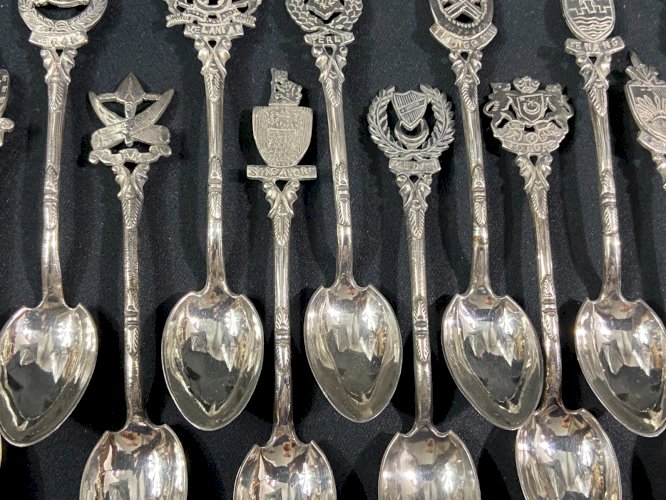 Suite de 12 petites cuillères en argent massif Malaisie Singapour milieu XXe