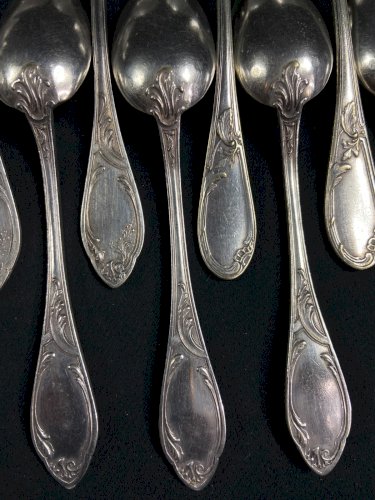 Suite de 12 petites cuillères en métal argenté de style Louis XV