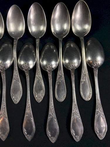 Suite de 12 petites cuillères en métal argenté de style Louis XV