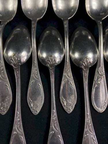 Suite de 12 petites cuillères en métal argenté de style Louis XV