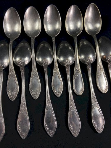 Suite de 12 petites cuillères en métal argenté de style Louis XV