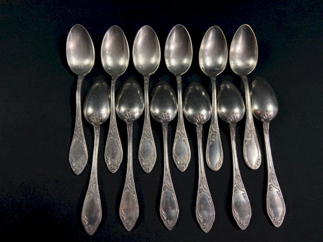 Suite de 12 petites cuillères en métal argenté de style Louis XV