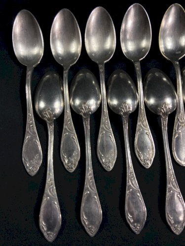 Suite de 12 petites cuillères en métal argenté de style Louis XV