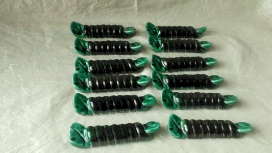 SUITE DE 12 PORTE COUTEAUX EN CERAMIQUE BARBOTINE VALLAURIS BONBONS PAPILLOTES*