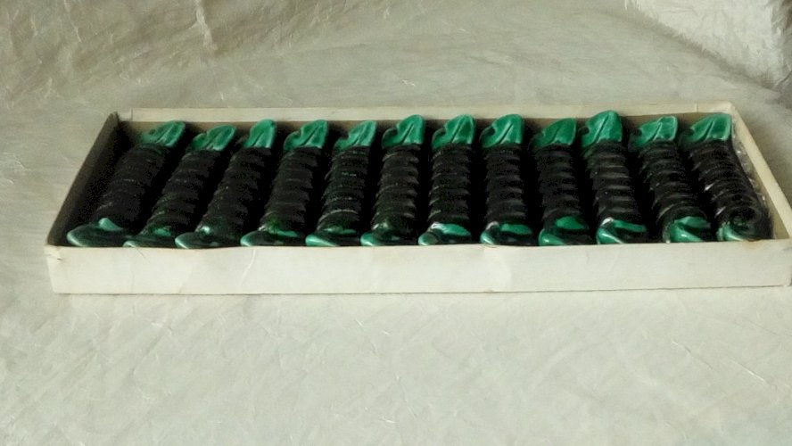 SUITE DE 12 PORTE COUTEAUX EN CERAMIQUE BARBOTINE VALLAURIS BONBONS PAPILLOTES*