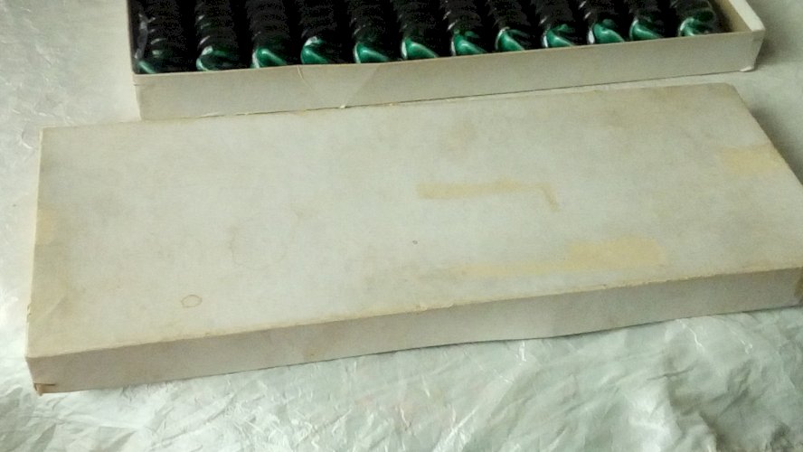 SUITE DE 12 PORTE COUTEAUX EN CERAMIQUE BARBOTINE VALLAURIS BONBONS PAPILLOTES*