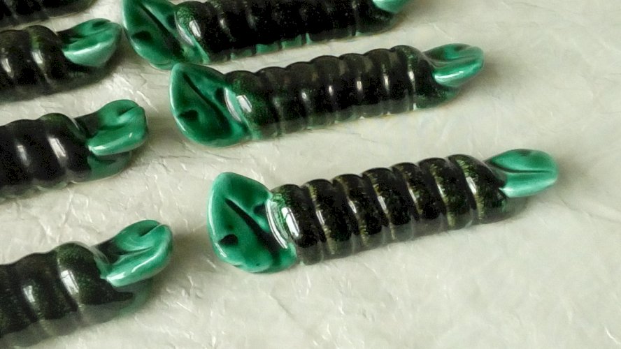 SUITE DE 12 PORTE COUTEAUX EN CERAMIQUE BARBOTINE VALLAURIS BONBONS PAPILLOTES*