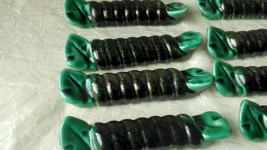 SUITE DE 12 PORTE COUTEAUX EN CERAMIQUE BARBOTINE VALLAURIS BONBONS PAPILLOTES*