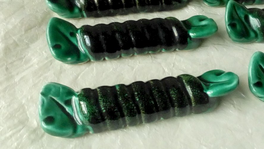 SUITE DE 12 PORTE COUTEAUX EN CERAMIQUE BARBOTINE VALLAURIS BONBONS PAPILLOTES*