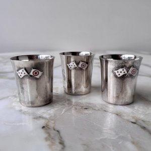 Suite de 3 petits gobelets en argent Serling 970 drapeaux émaillés XXe M3404