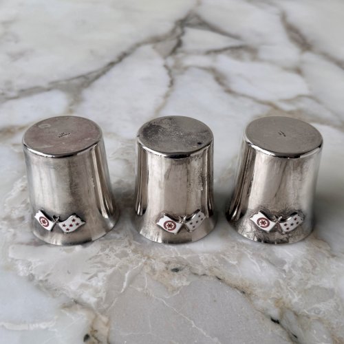 Suite de 3 petits gobelets en argent Serling 970 drapeaux émaillés XXe M3404