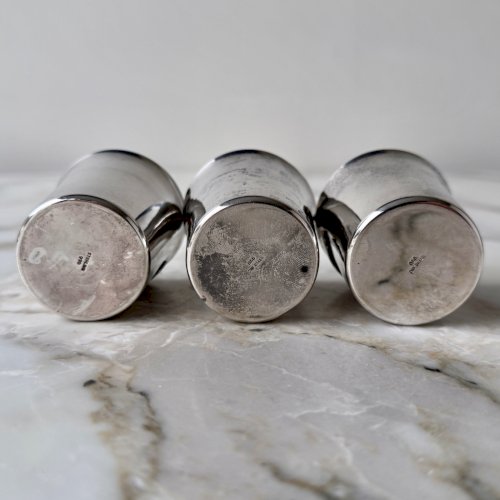 Suite de 3 petits gobelets en argent Serling 970 drapeaux émaillés XXe M3404