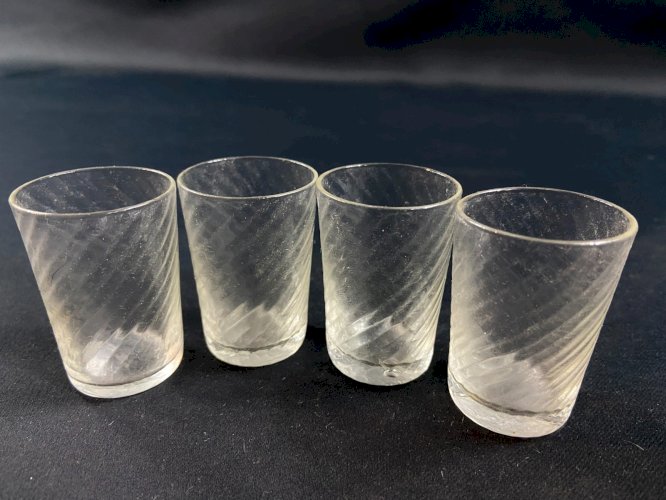 Suite de 4 petits verres pour cave à liqueur