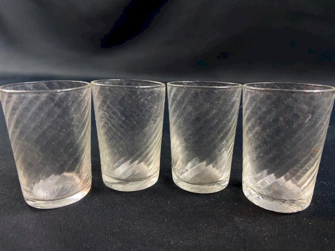 Suite de 4 petits verres pour cave à liqueur